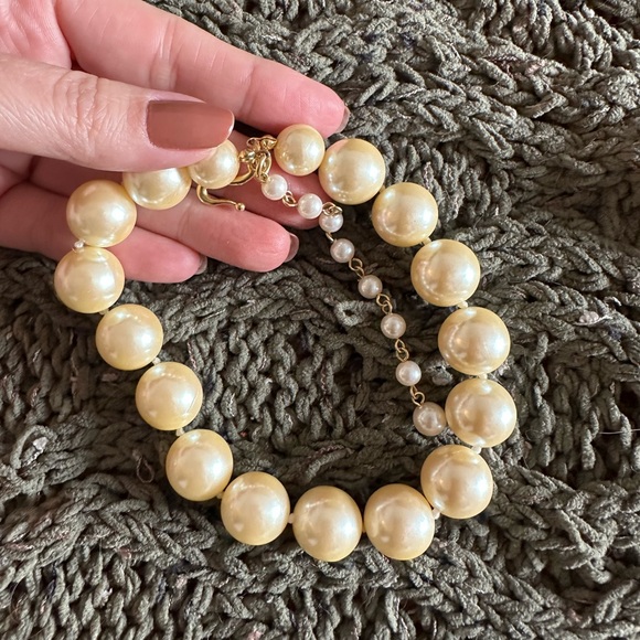 Elegant Gold and Pearl choker - Picture 6 of 7